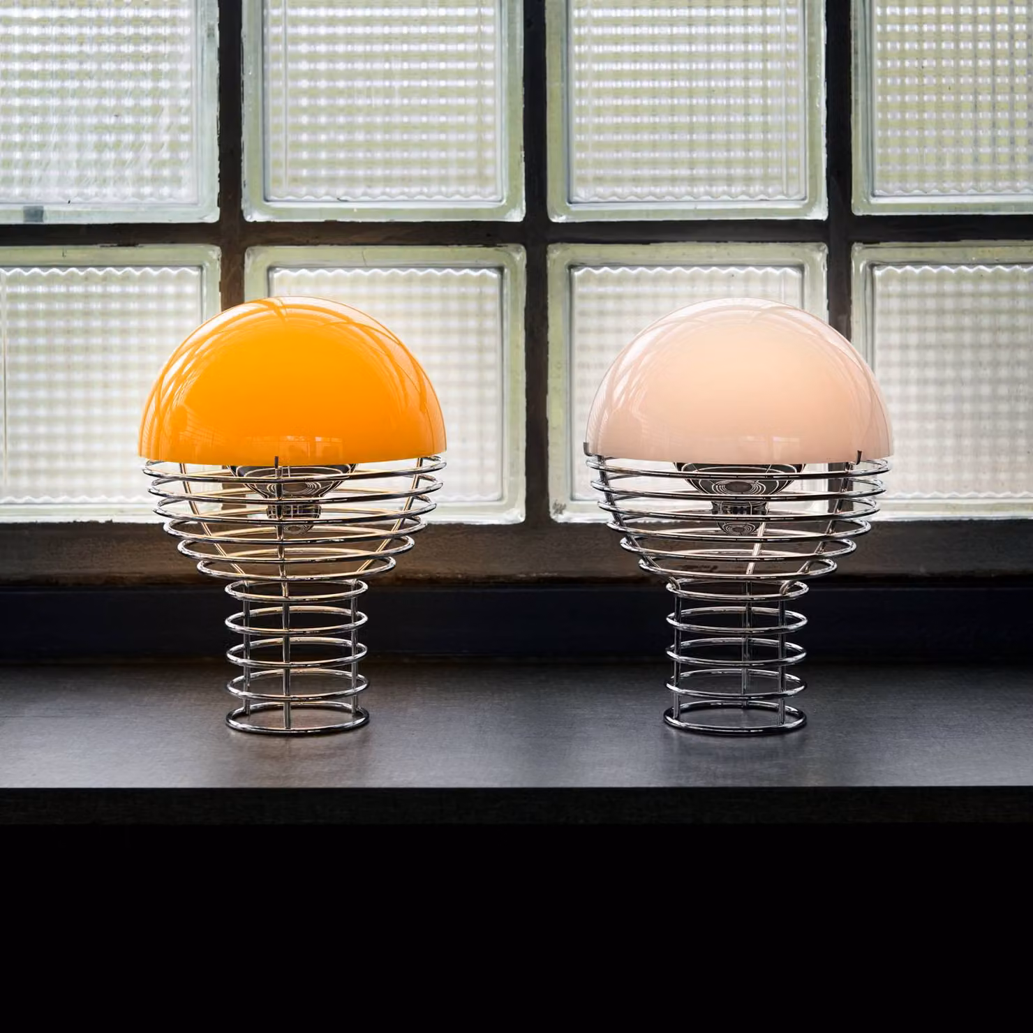 Verpan Lampada da tavolo di design Wire, dimmerabile, Cromo / Argento, Soggiorno / Sala da pranzo, Acciaio Inox, Design, Lampada da tavolo