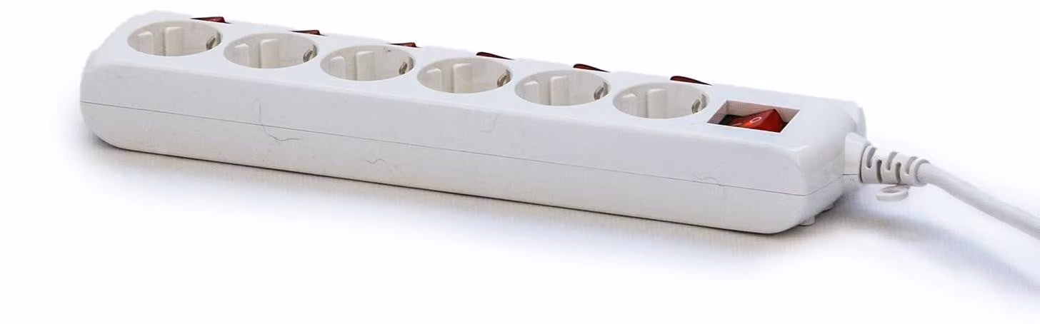 Ciabatta multipresa con 6 prese, ciascuna dotata di interruttore individuale, cavo da 1,5 metri, potenza massima di 3680 W