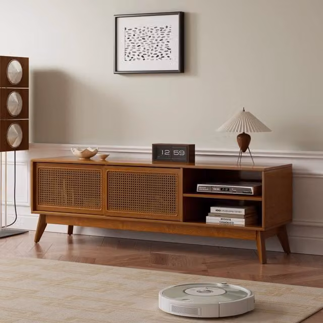 Mobile TV Mid Century Modern in rattan per TV 65", console multimediale con ante in rattan e piedi in legno massello, colore noce chiaro