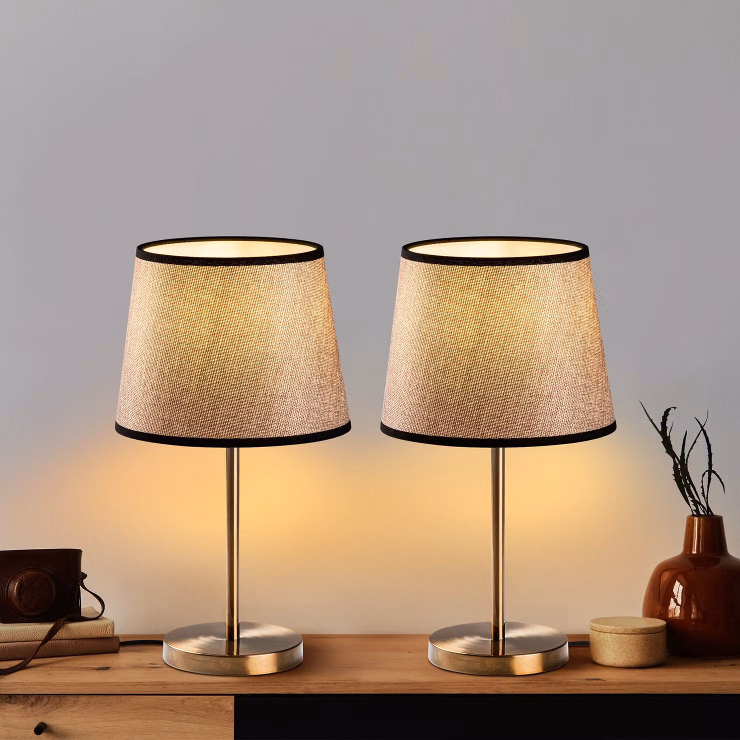 Opviq, set di lampade da tavolo di alta qualità (2 pezzi), stile antico, 21 x 21 x 39 cm | Struttura in metallo, paralume in tessuto, attacco E27, cavo da 200 cm con interruttore | Perfette per gli interni moderni.