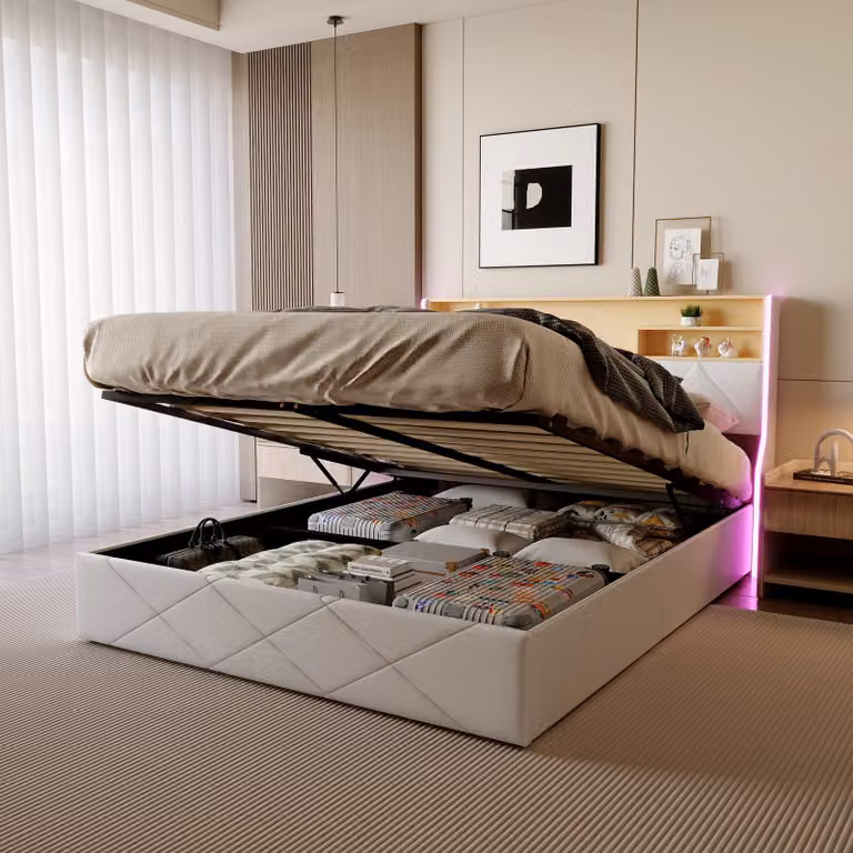 Letto imbottito Fortuna Lai 140x200 cm, ecopelle bianca con vano contenitore, illuminazione USB e LED, rete a doghe, testata con ripiani, meccanismo idraulico, struttura in metallo