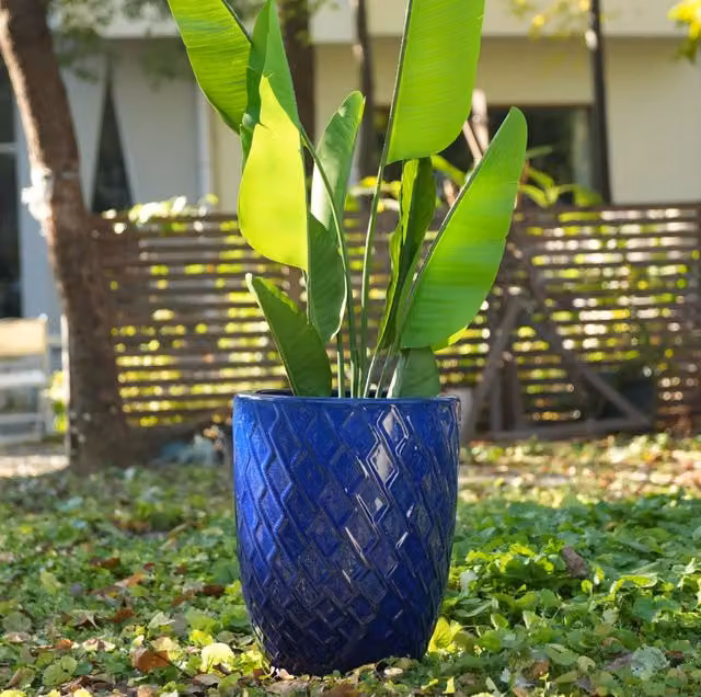 Vaso in ceramica artigianale blu reale, 42 cm di diametro e 54 cm di altezza, con motivo a rombi e fori di drenaggio, resistente al gelo e traspirante