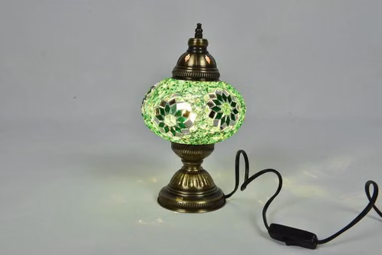 Lampada da tavolo turca fatta a mano in verde – illuminazione d'atmosfera orientale, alta 32 cm, unica e decorativa