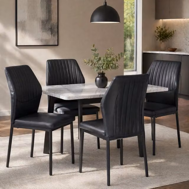 Set di 4 sedie da pranzo MODFU in ecopelle nera con schienale a coste e gambe in metallo, Altezza: 93 cm