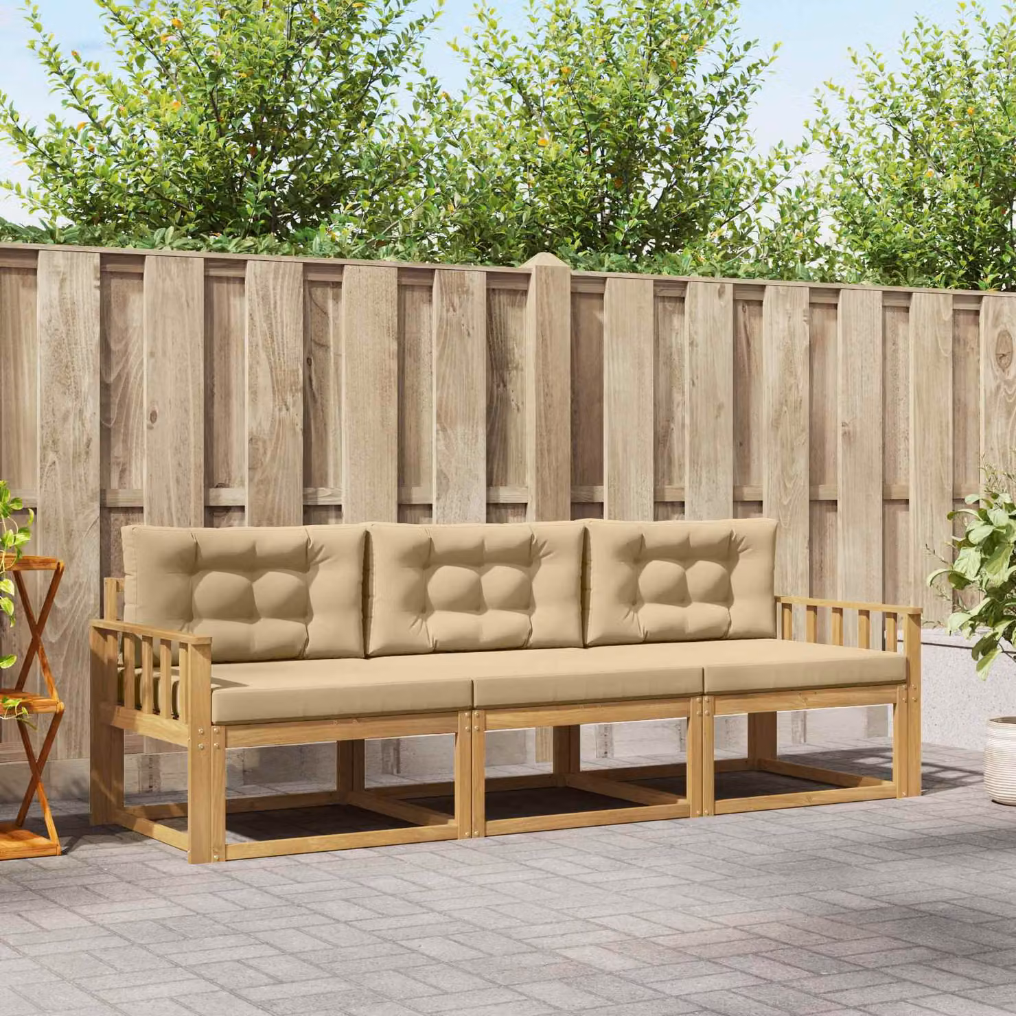 Set di divani da esterno 3 posti vidaXL in legno di acacia con cuscini bianchi e beige