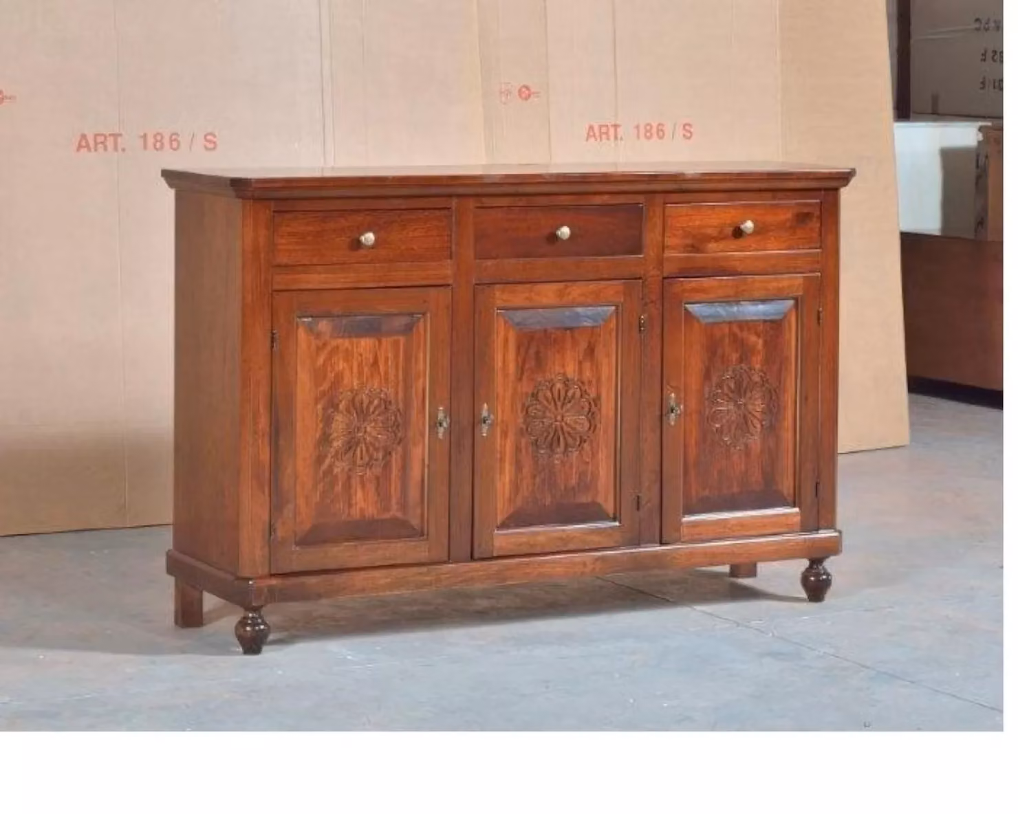 Madia credenza con 3 porte intagliata tinta noce Mobili 2G L: 150 cm, P: 43 cm, H: 98 cm