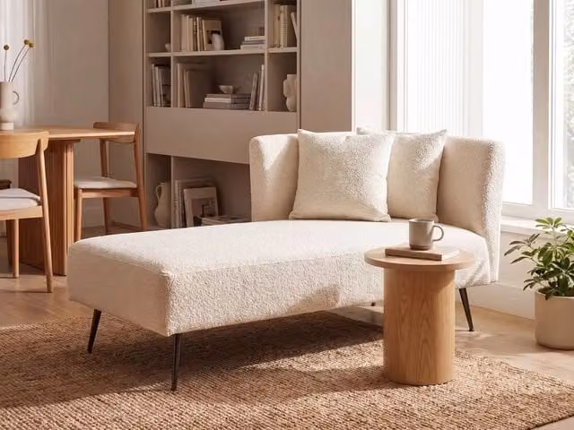 Chaise Lounge BELIANI Bianca in tessuto bouclé con cuscini decorativi e gambe in metallo, design moderno L/P/H: 156 x 77 x 75 cm – 1