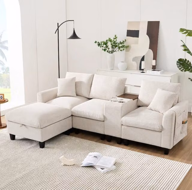 Divano angolare modulare 4 posti con console; 2 portabicchieri; 2 porte USB; pouf e cuscini in velluto a coste beige
