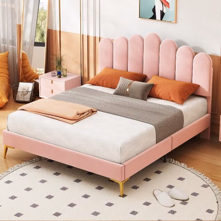 Letto imbottito 140x200 cm, color rosa, con testiera e rete a listelli. Struttura del letto in MDF, rivestito in velluto e con dettagli in metallo. Testiera regolabile, ideale per la camera da letto