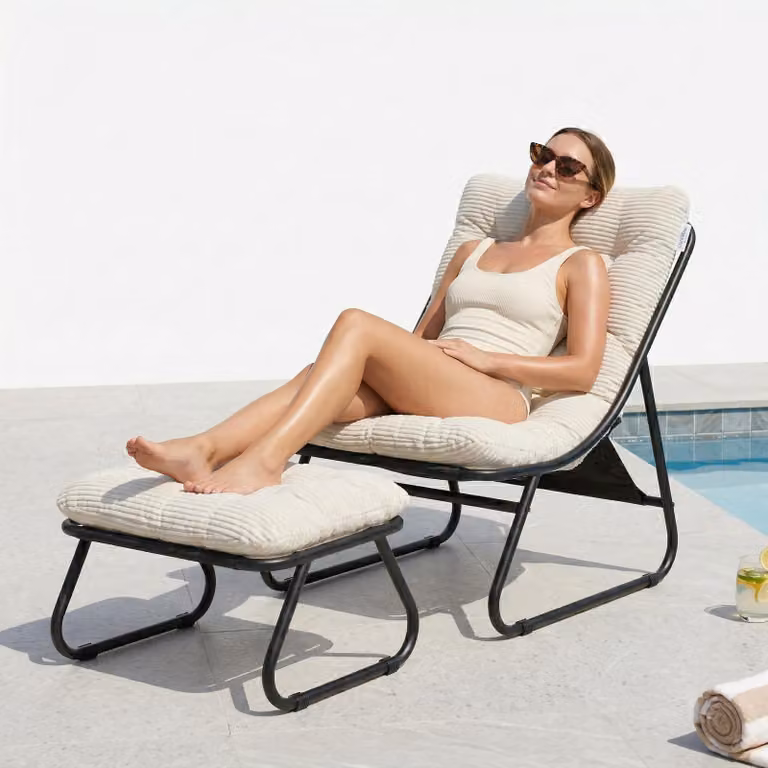 LVHOM Poltrona relax con poggiapiedi, poltrona lounge in velluto a coste per soggiorno e veranda, moderna poltrona da lettura con struttura in metallo, senza braccioli, bianca