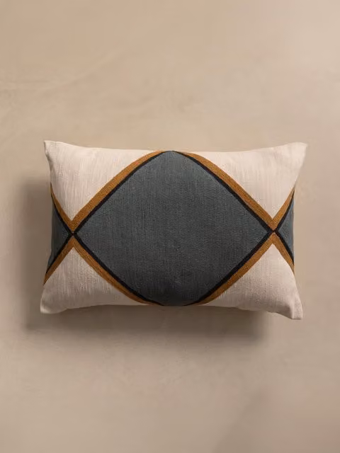 Cuscino Bite Kenay Home con motivo grafico tabacco-menta, L 60 x P 40 x H 40 cm, rivestimento in cotone lavabile e rimovibile, colori marrone, nero e bianco – 1