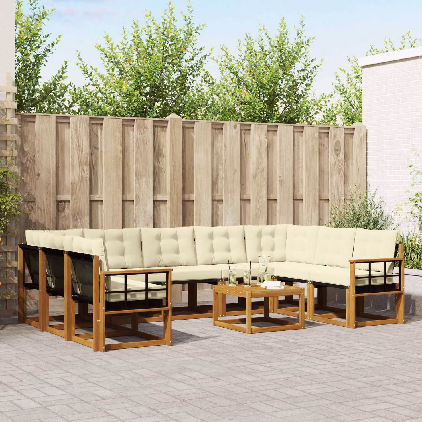 Set di divani da esterno vidaXL in legno di acacia con cuscini beige e bianchi, composizione a L con tavolino da giardino