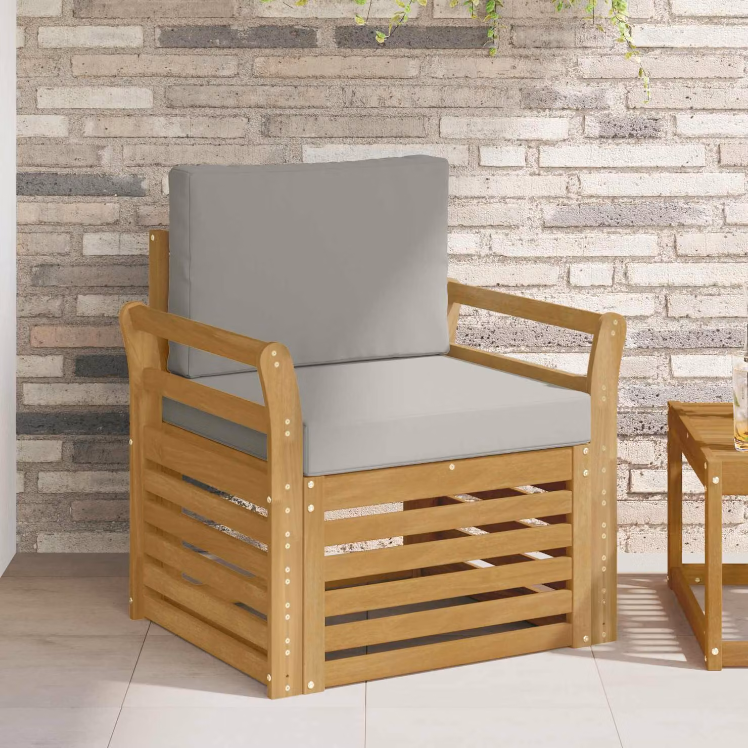 Set di divani da esterno vidaXL in legno di acacia con cuscini bianchi e struttura moderna