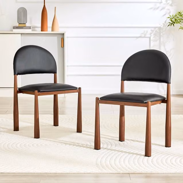 Sedia da pranzo in PU nero con schienale semicircolare e gambe in metallo HAVRYA