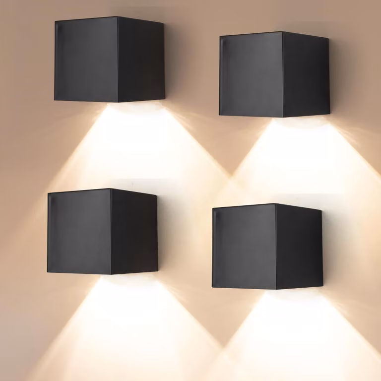Lampade da parete a energia solare, confezione da 4. Lampade solari da esterno per recinzioni, con 2 modalità di illuminazione, grado di protezione IP65, impermeabili, ideali per l'illuminazione di giardini e recinzioni