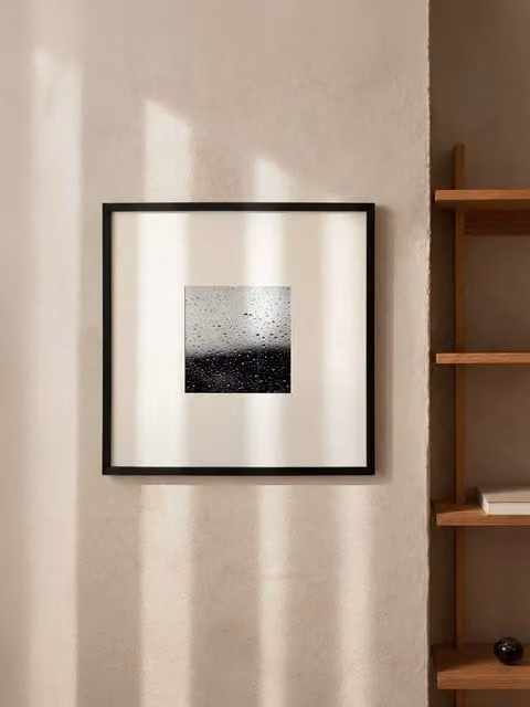 Quadro astratto Drops Kenay Home in bianco e nero con cornice in legno e vetro L/P/H: 49,6 x 49,6 x 49,6 cm