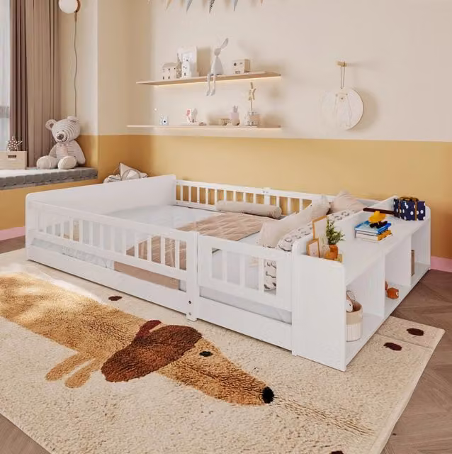 Letto per bambini 140x190 cm con contenitori aperti e sponda apribile in pino e MDF bianco