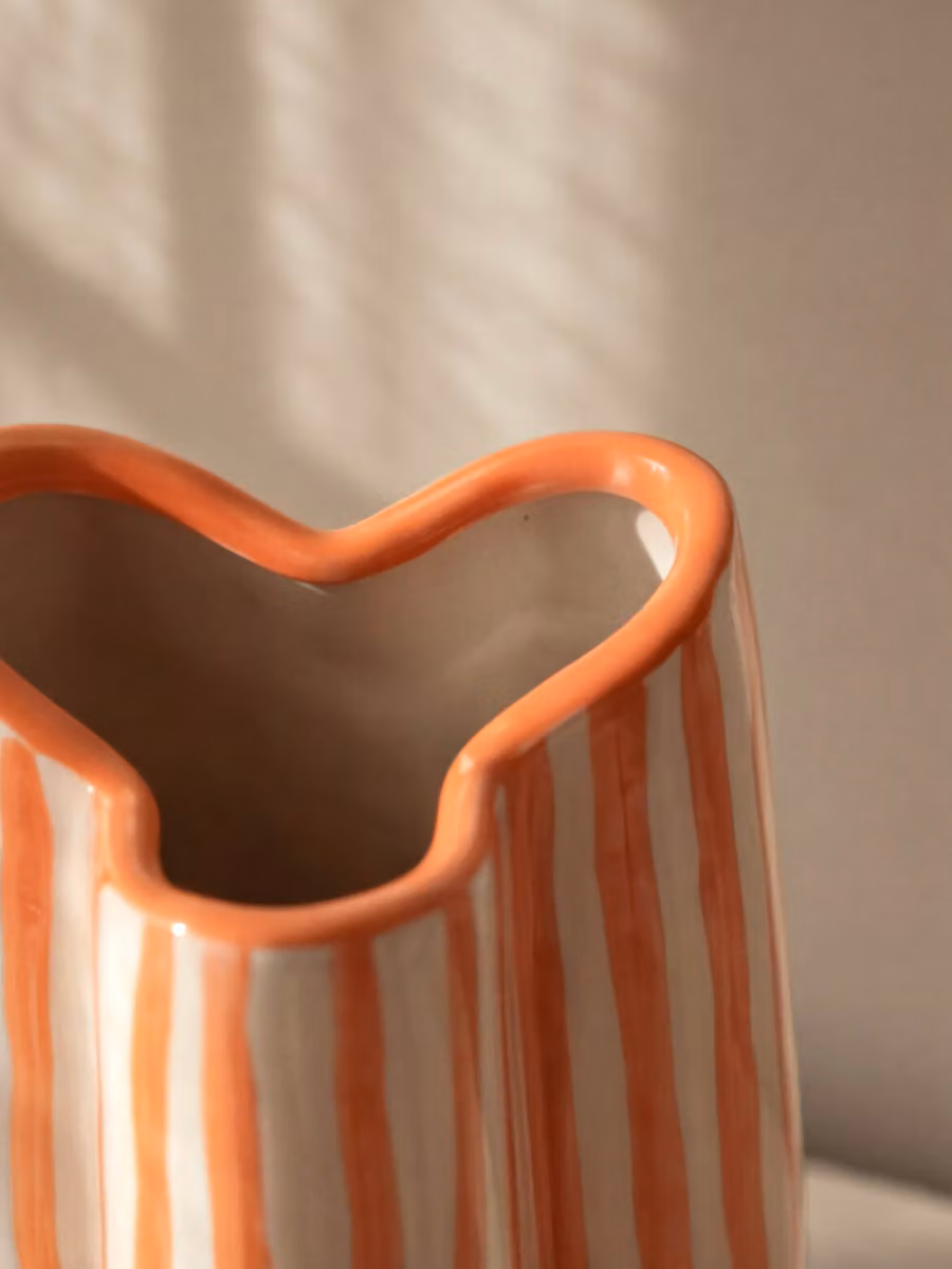 Vaso Ciss Kenay Home in ceramica arancione con decoro a righe per tavolo, H: 54 cm, L: 53,5 cm, P: 53,5 cm – 2