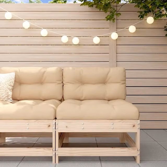Divano centrale componibile in legno di pino rustico con cuscini beige per giardino o terrazzo