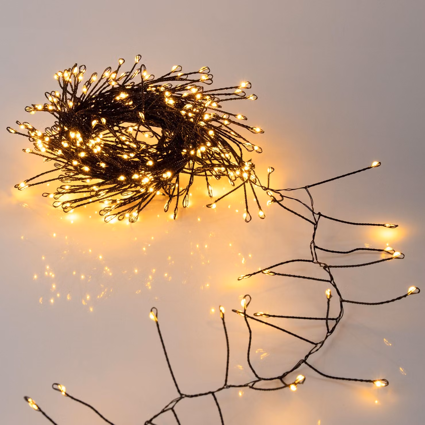 Catena luminosa a filo, luce bianco caldo, con timer e 8 funzioni - 360 LED - Filo luminoso nero da 4,5 metri, per interni ed esterni, con alimentazione a corrente