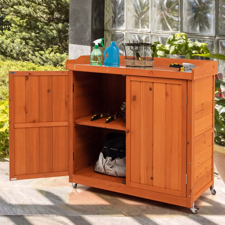 Armadio da giardino Costway in legno marrone con ripiano rimovibile e 4 ruote universali