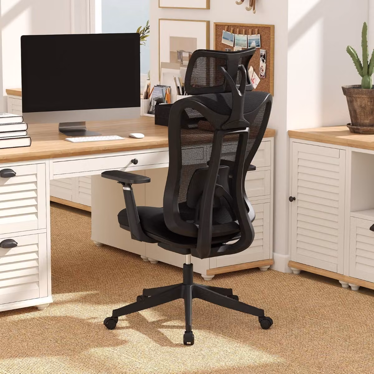 Sedia da ufficio ergonomica Costway nera con supporto lombare regolabile e braccioli, sedia girevole regolabile in altezza per home office