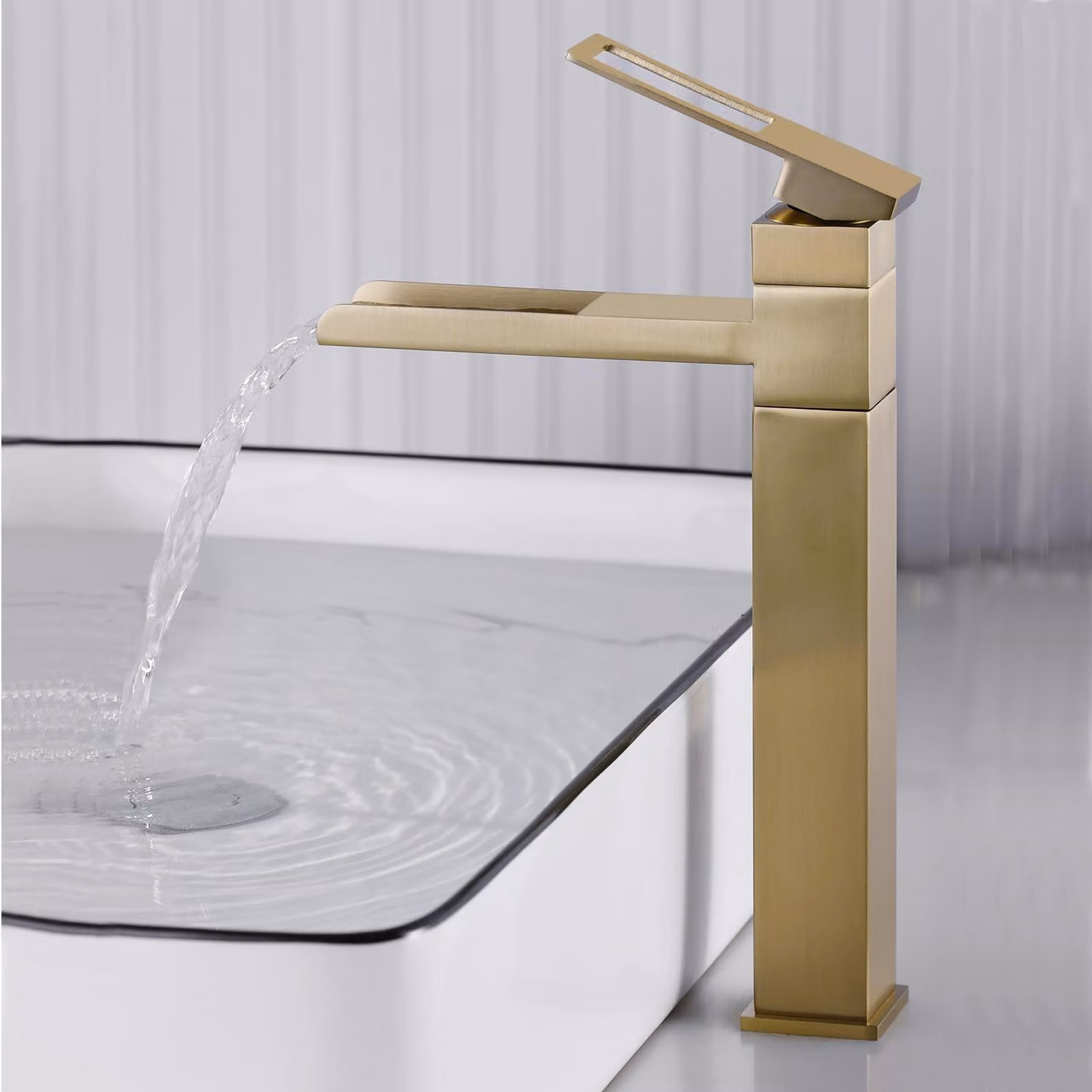 Miscelatore per lavabo, modello cascata, rotazione a 360°, finitura oro spazzolato