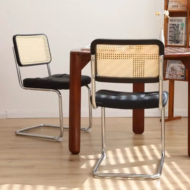 Set di 2 sedie da pranzo MINIMAL imbottite in similpelle nera con gambe in metallo cromato e base a sbalzo impilabile