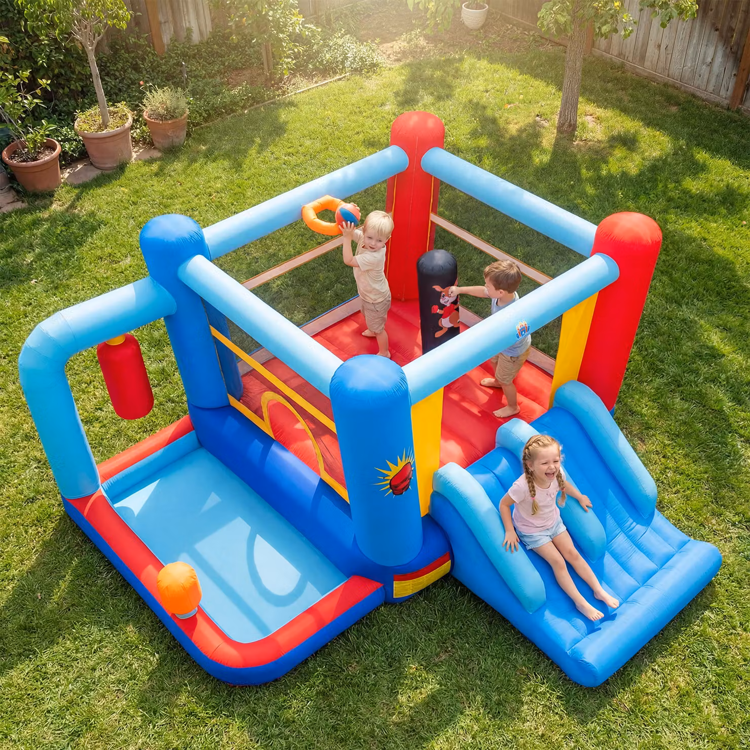 Castello gonfiabile Costway multicolore con doppio scivolo, piscina per palline, canestro da basket e sacco da boxe per bambini dai 3 ai 12 anni