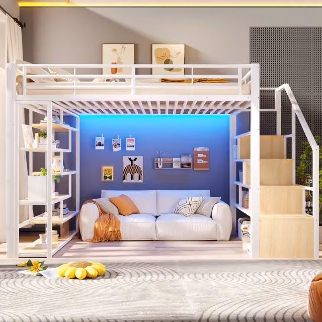 Letto a soppalco 140x200 per bambini con scala integrata; struttura in metallo e MDF; ripiani; LED e barriera; bianco