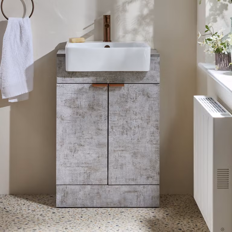Mobile Bagno a Terra Grigio Cemento da 550mm con Lavabo e Maniglie con Impugnatura a Dito in Rame Satinato - Cluo
