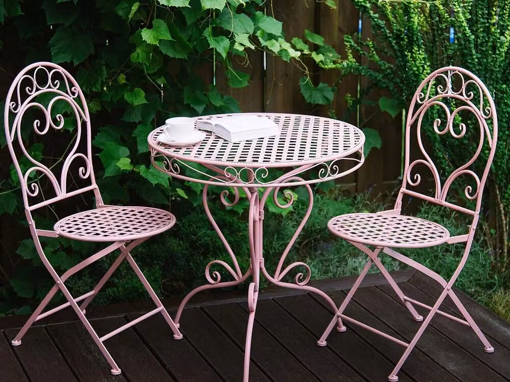 Set da bistrot da giardino Beliani in metallo rosa con tavolo e 2 sedie – 2