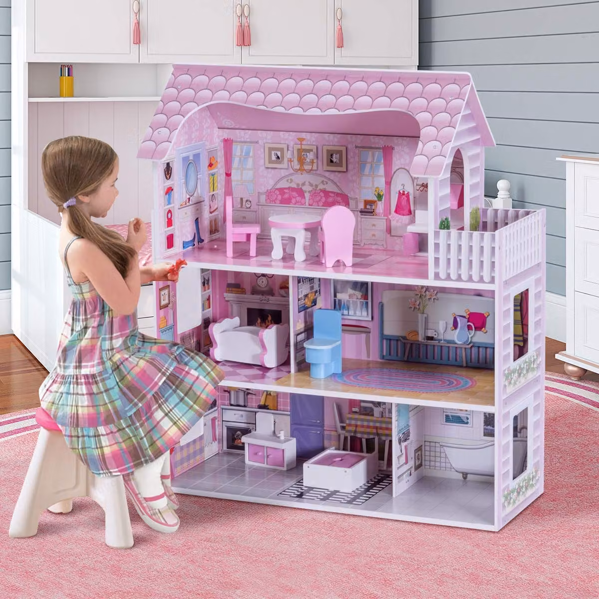 Casa delle bambole in legno Costway rosa con mobili e accessori su 3 piani, L: 61 cm, P: 26,5 cm, H: 71 cm