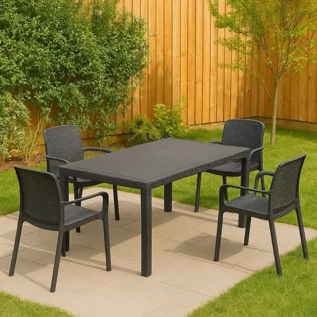 Set salotto da esterno Lograto DMORA con tavolo rettangolare e 4 sedie impilabili, colore antracite opaco