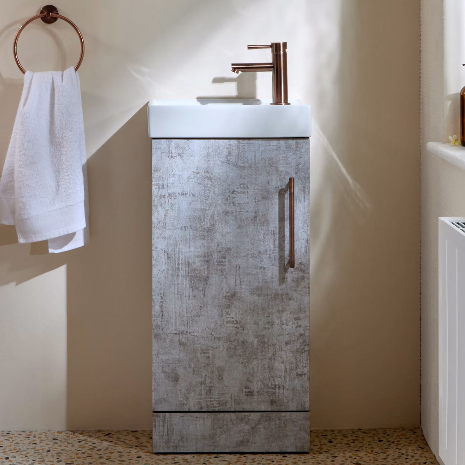 Mobile Bagno a Terra Grigio Cemento da 400mm con Lavabo e Maniglia con Barra a T in Bronzo Spazzolato - Cluo