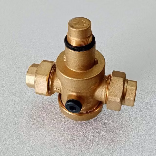 Riduttore di pressione Malgorani per acqua e aria in ottone color bronzo con bocchettoni