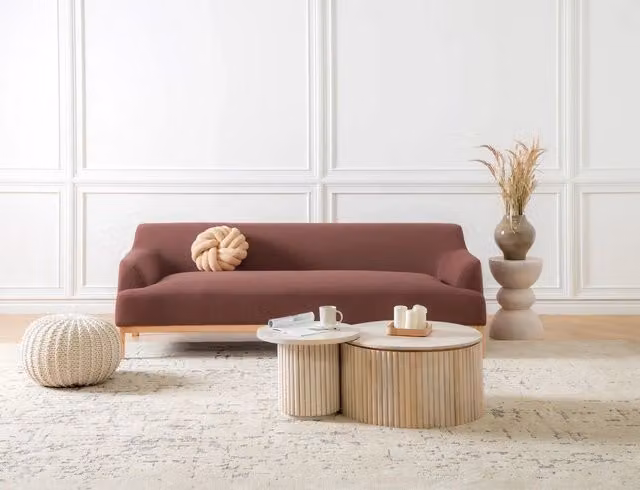 Divano a 3 posti BELIANI in tessuto rosso con struttura e gambe in legno massello per soggiorno moderno L: 219 cm, P: 83 cm, H: 74 cm