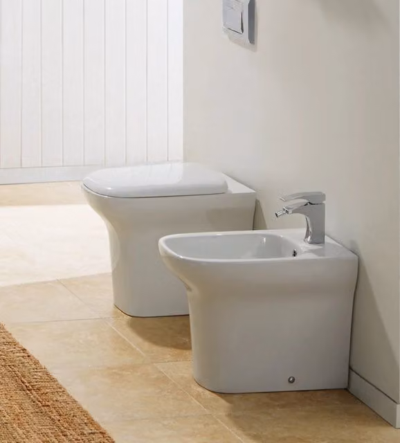 Wc filo muro Mues Wofly in ceramica bianca con copriwater soft close