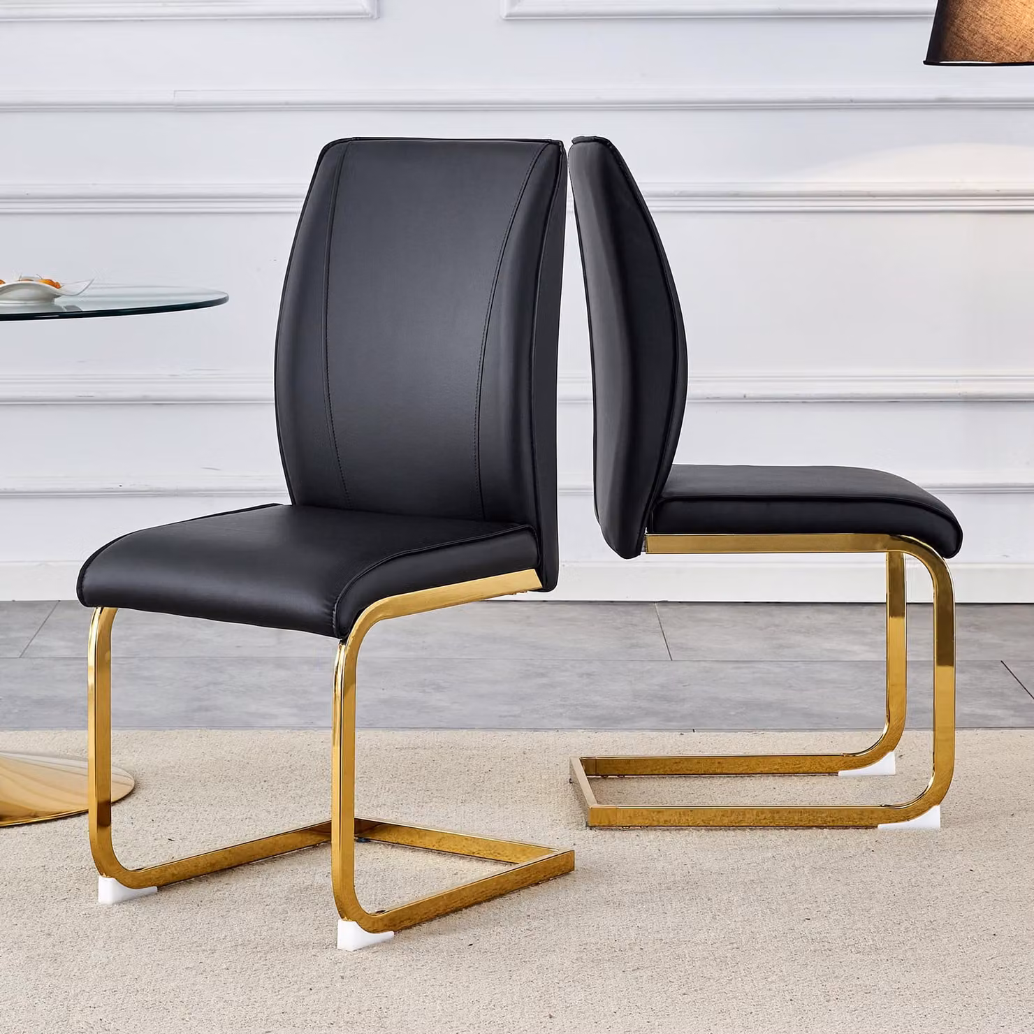 Set di 2 sedie da pranzo, rivestite in PU, con seduta confortevole e gambe in metallo (colore: nero e oro)