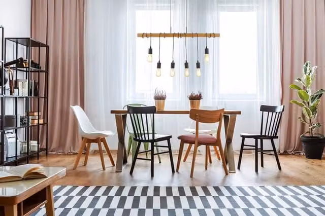 Lampadario a sospensione Searchlight in stile industriale e rustico con 6 luci E27, finitura marrone in metallo e legno, altezza regolabile