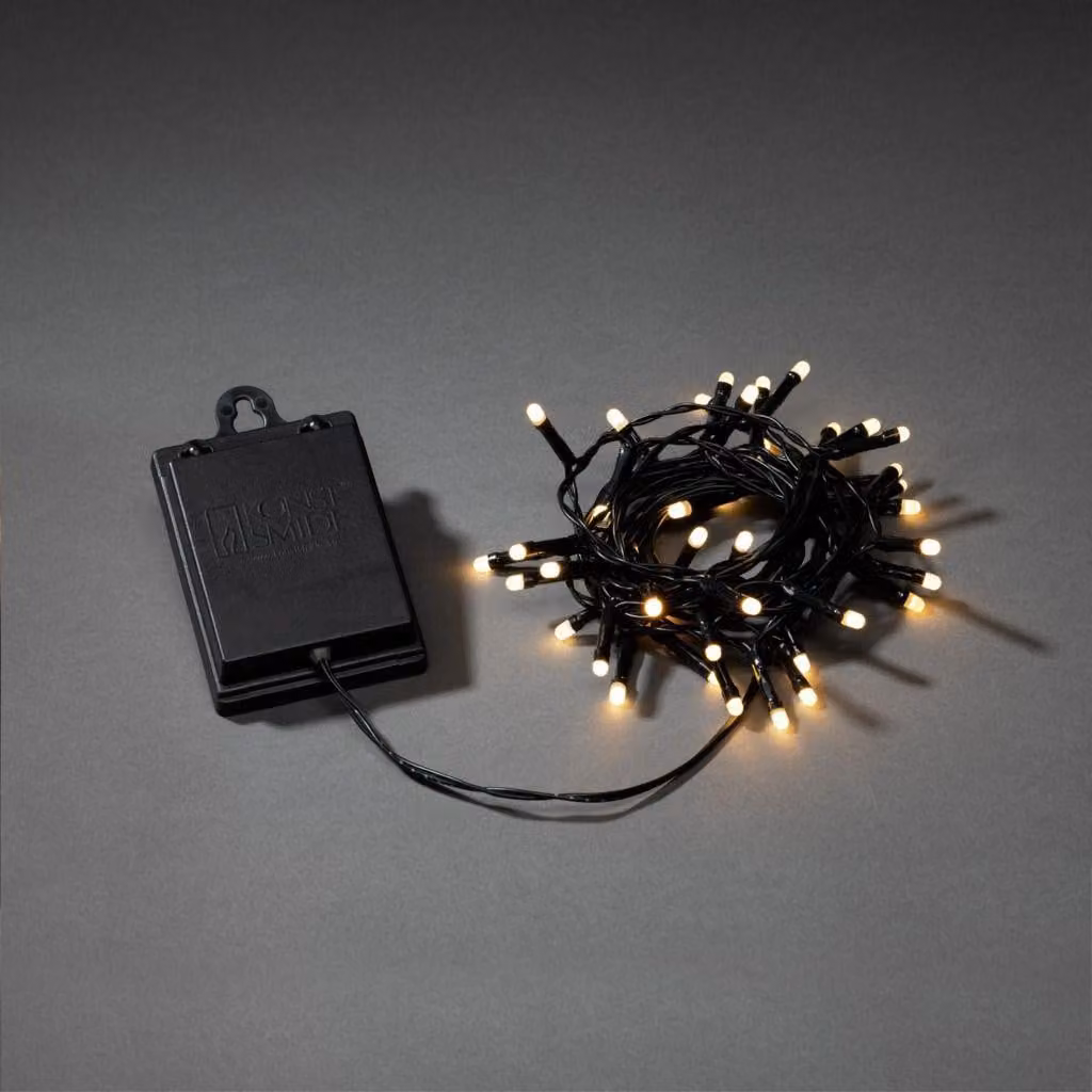 Fata LED Konstsmide, con interruttore on/off e timer 6h, con 8 funzioni e funzione di memoria, smerigliata, 40 diodi bianco caldo, a batteria, per esterni (IP44), cavo nero, batteria: 4 x AA 1,5V (escl.) - 3724-130