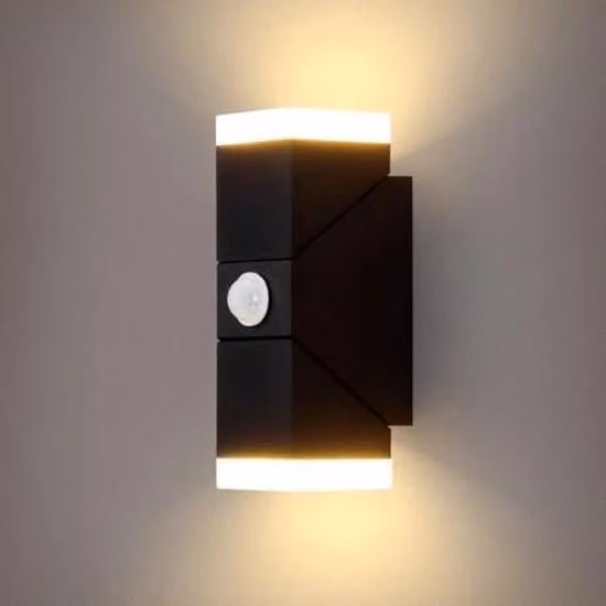 Lampada da esterno moderna in metallo nero con sensore di movimento, LED regolabili e protezione IP65 per giardino e scale