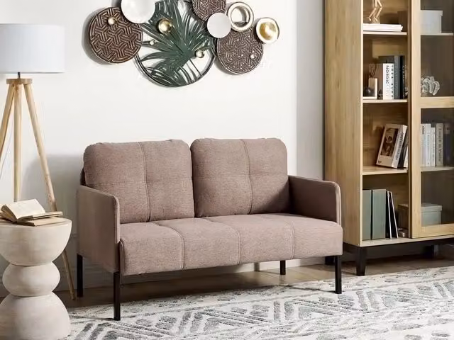 Divano 2 posti BELIANI in tessuto marrone con cuscini imbottiti e gambe in metallo stile retrò L: 124 cm, P: 70 cm, H: 70 cm