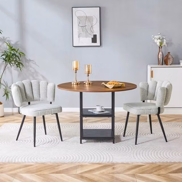 Set tavolo e sedie: tavolo rotondo 107 cm effetto noce con doppio ripiano + 2 sedie da pranzo tessuto bouclé grigio crema, schienale a fiore