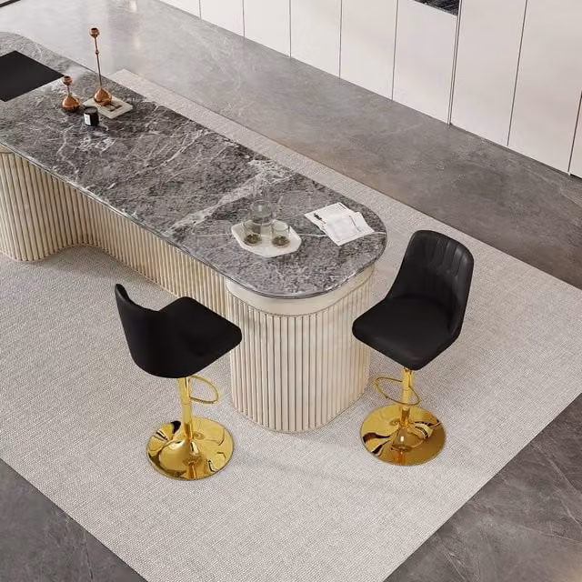 Set di 2 sgabelli da bar OKWISH girevoli a 360°, seduta imbottita in ecopelle nera e struttura in metallo oro, design moderno