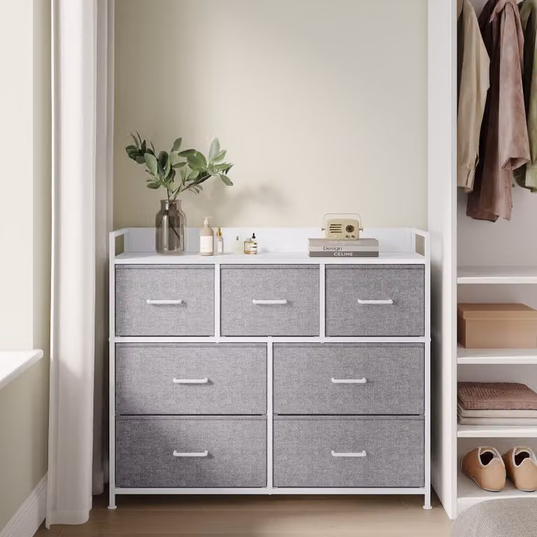 Comodino grigio con cassetti rivestiti in tessuto – pannello di particelle di legno e acciaio – 28,5 x 98 x 85 cm