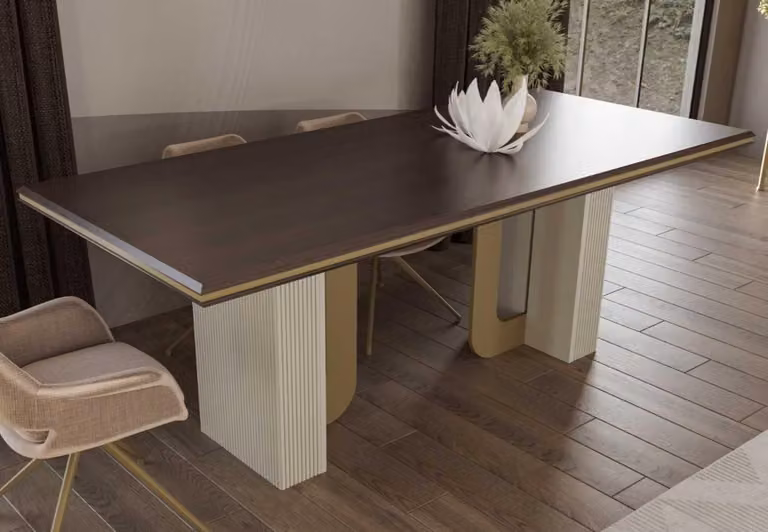 Elegante tavolo da pranzo con dettagli metallici e gambe raffinate