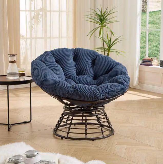 Sedia Papasan girevole 360 MODFU in rattan PE e metallo con cuscino blu navy, H 92 x L 67 x P 67 cm
