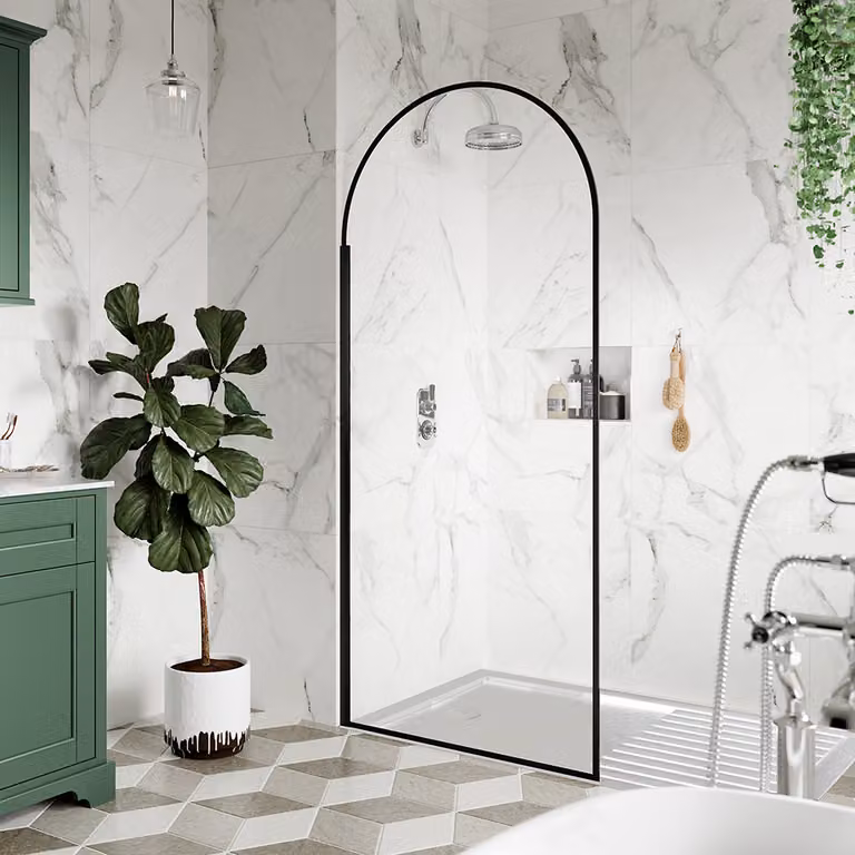 Cabina Doccia Walk-In Con Parete Nera Ad Arco E Piatto Doccia - Diverse Misure