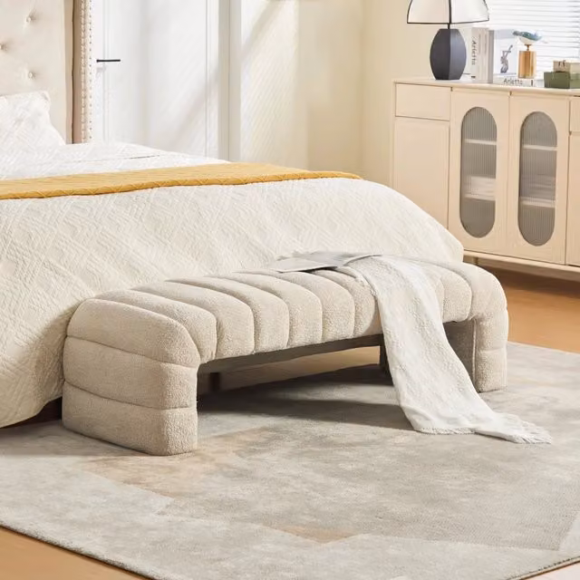 Panca imbottita moderna senza braccioli in ciniglia beige con trapuntatura a coste, chaise longue e poggiapiedi per soggiorno, camera da letto e ingresso